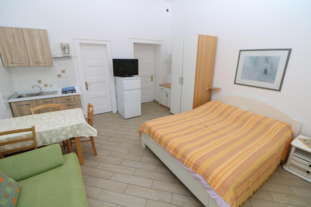 Studio Apartments Cavrak With Terrace Baška Eksteriør bilde